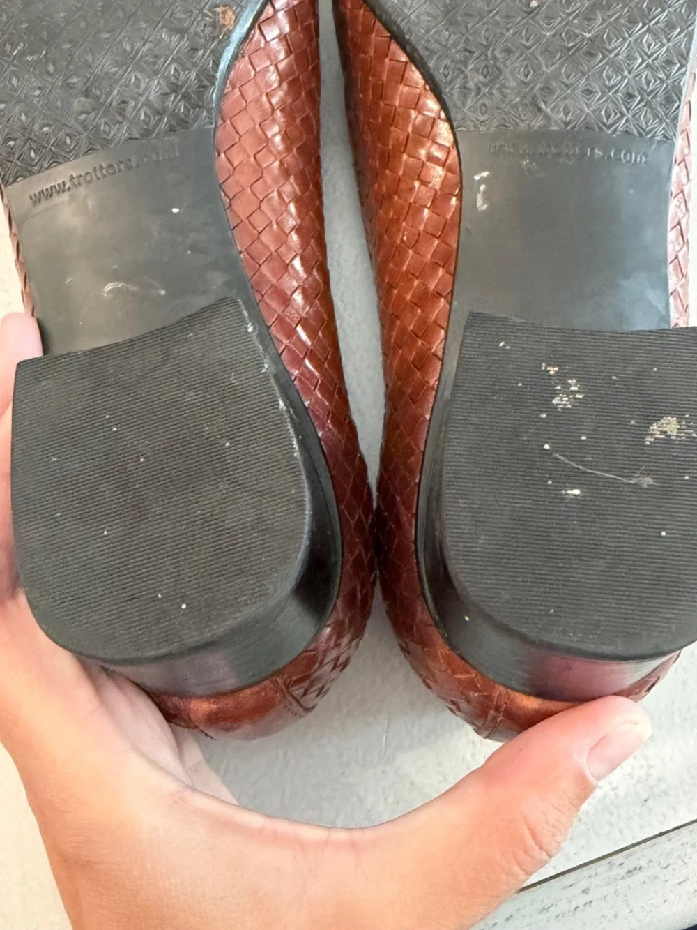 Trotters Liz Women's Brown Woven Rounded Toe Loafers with Rubber Heel Size 7 GUC